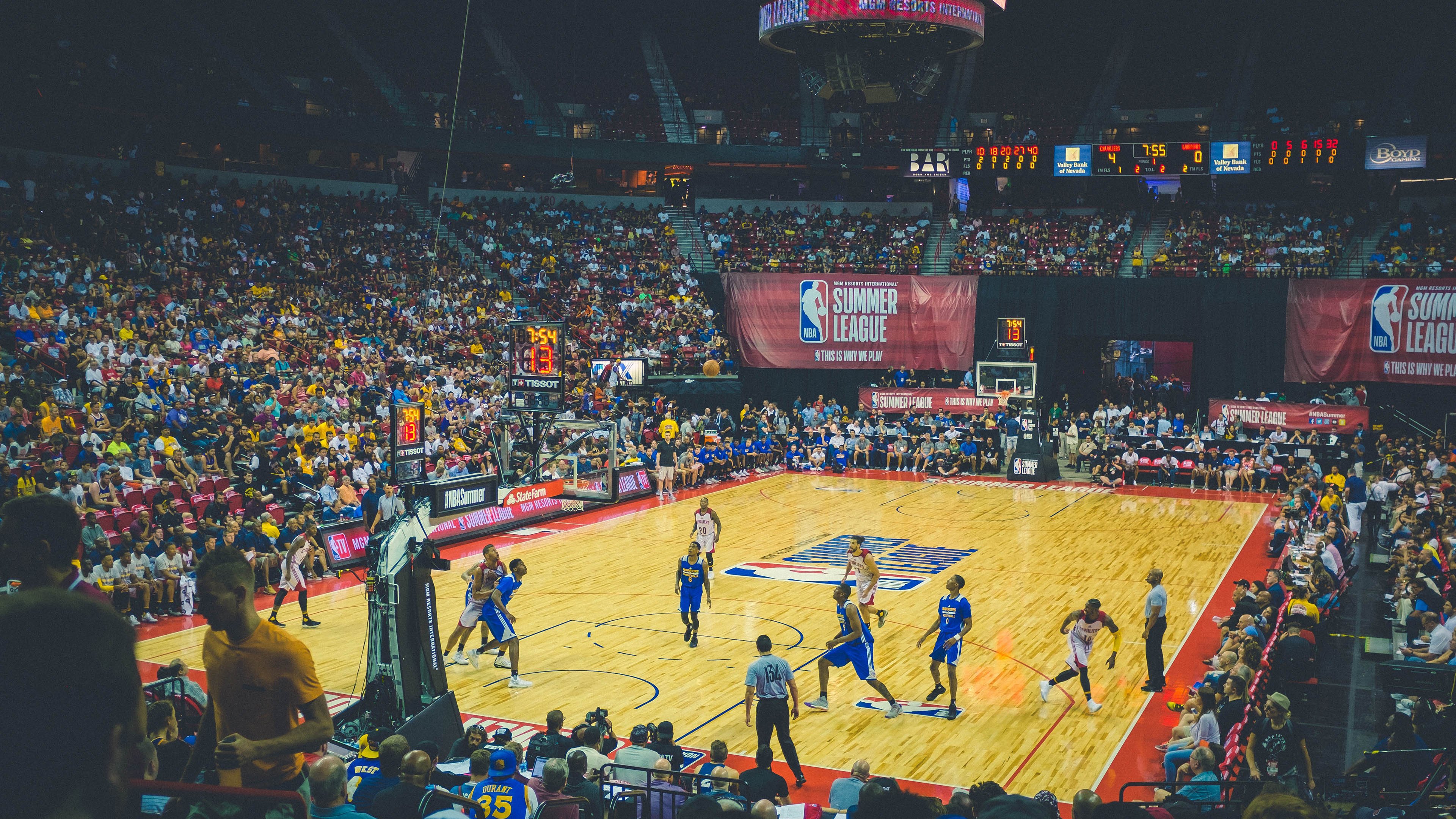 爱游戏app-湖人加时险胜太阳，浓眉最后时刻大帽杜兰特，浓眉受伤后湖人至今战绩